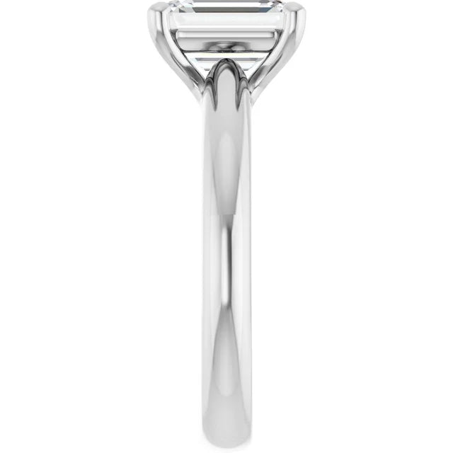 Emerald Solitaire Engagement Ring in White gold close-up