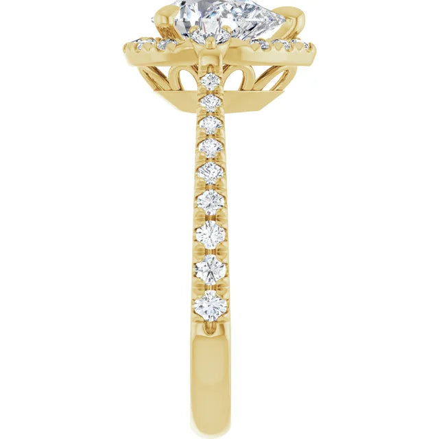 Luxurious Pear Engagement Ring in Yellow Gold 